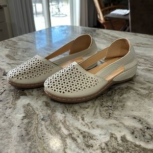 Never been worn women’s size 9 1/2 sandals.